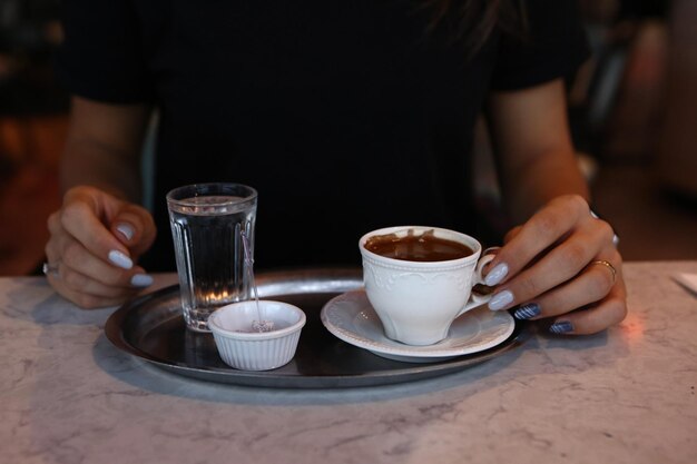 tasse de café turc sur la table