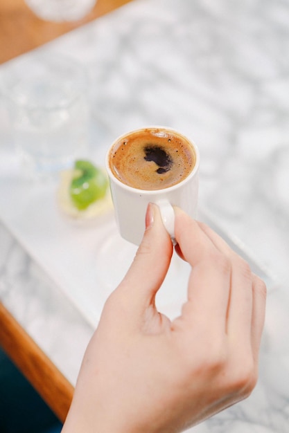 tasse de café turc sur la table