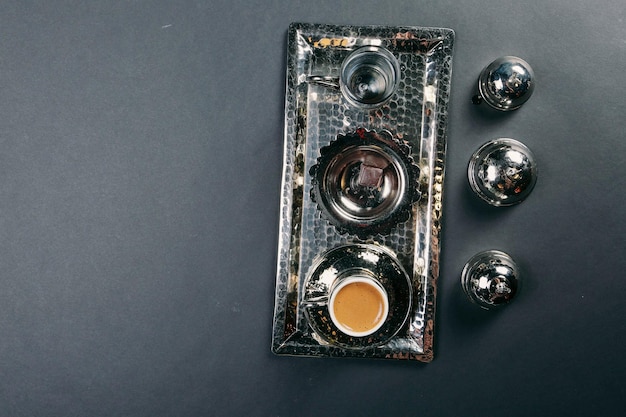 Tasse de café turc sur table