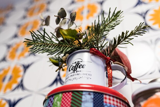 Tasse de café utilisée comme pot avec des plantes Décoration vintage pour la cuisine