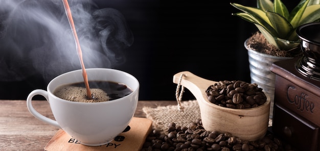 Tasse à café vapeur avec moulin et grains torréfiés