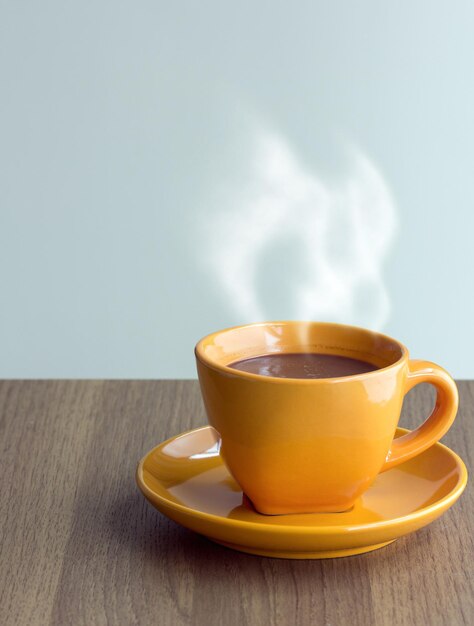 une tasse de café à la vapeur sur la table