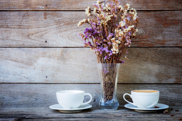 Tasse à café et vase sur la table.