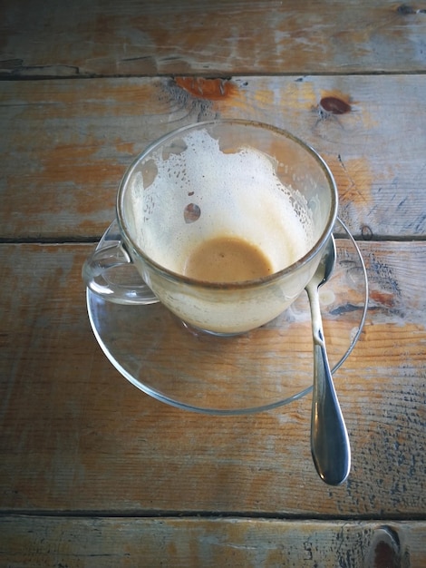 Tasse à café vide avec des biscuits sur une table en bois dans un café