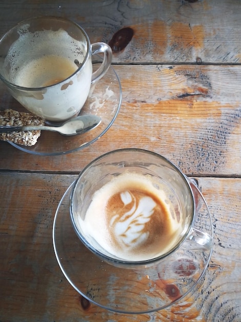 Tasse à café vide avec des biscuits sur une table en bois dans un café