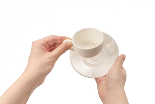 Tasse à café vide dans la main de femme isolé sur blanc.