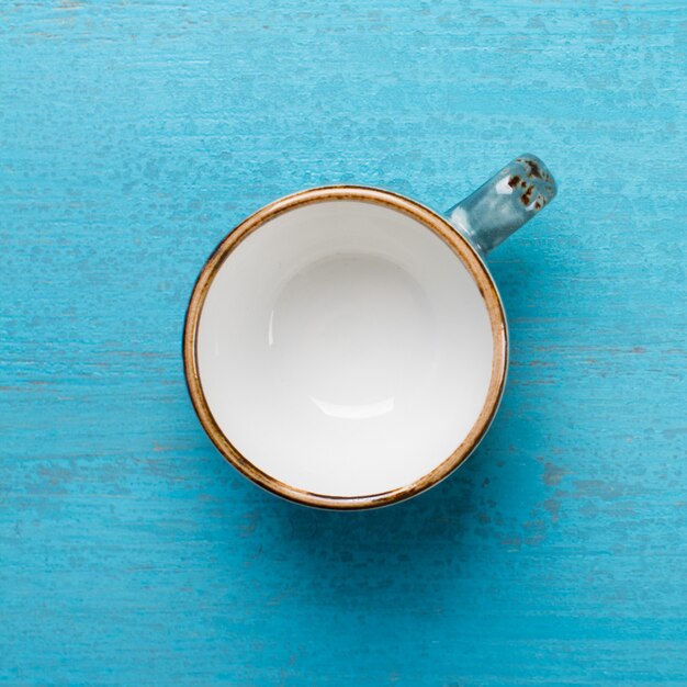 Tasse à café vide sur un fond en bois bleu. Image carrée