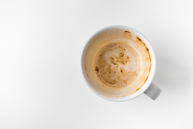 Tasse de café vide avec un tracé de détourage