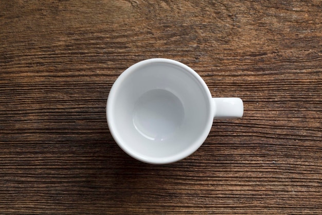 Tasse à café vide sur le vieux bois