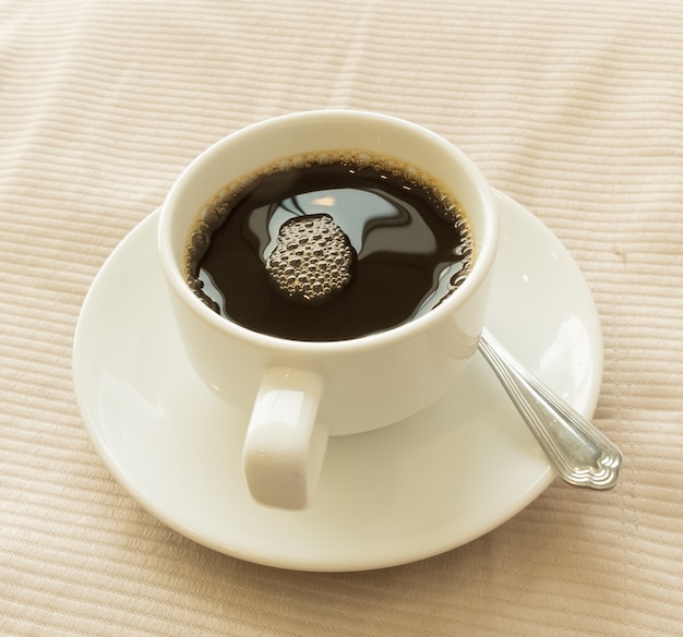 tasse de café sur la vieille table blanche