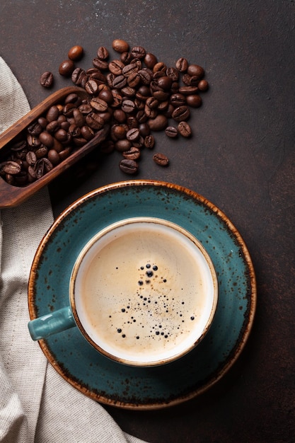 Tasse à café sur la vieille table de cuisine