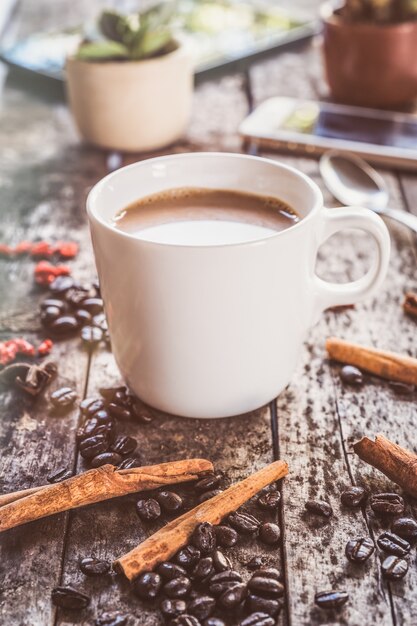 Photo tasse de café sur le vieux bureau en bois.