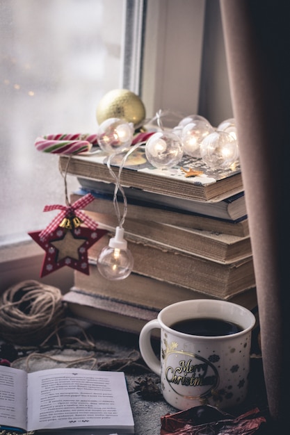 Tasse de café et vieux livre