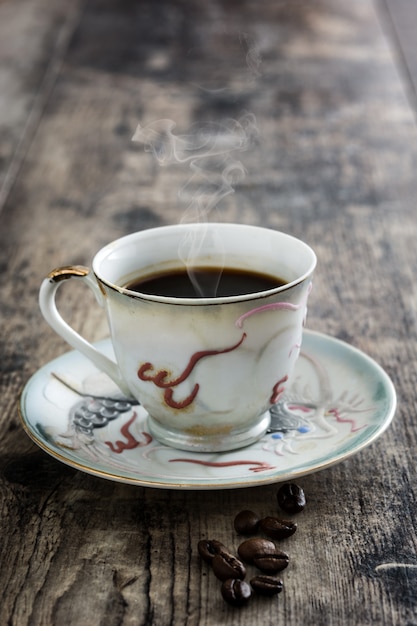 Tasse à café vintage sur table en bois