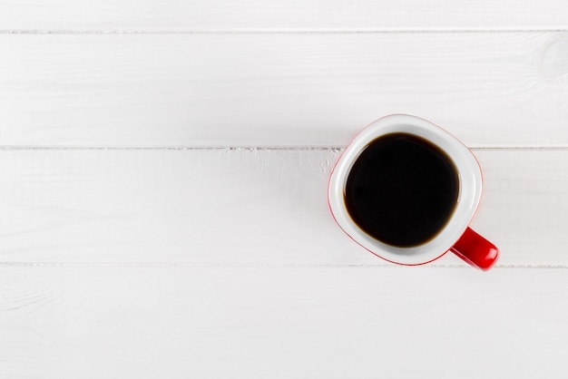 Tasse de café sur la vue de dessus de table en bois