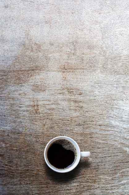 Tasse de café sur la vue de dessus de table en bois