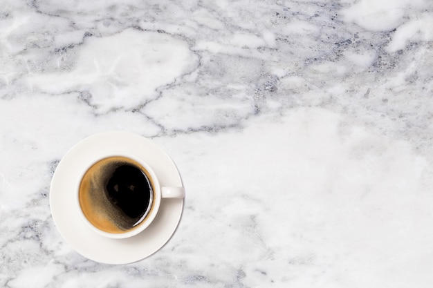 Tasse à café sur la vue de dessus de table en marbre.