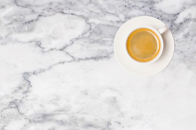 Tasse à café sur la vue de dessus de table en marbre.