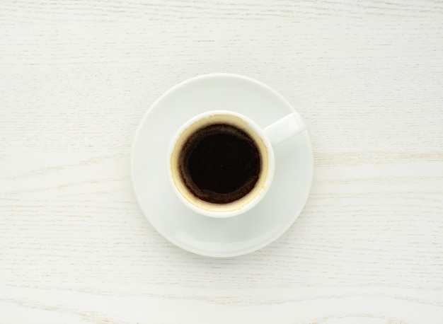 Tasse à café vue de dessus Tasse à café sur une table en bois blanc Espresso café noir frais chaud