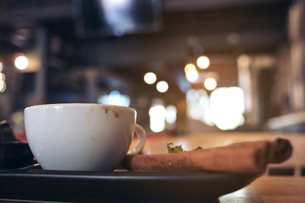 une tasse de café