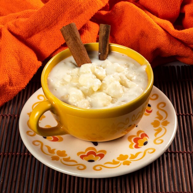 tasse de canjica aliment typique consommé lors de la Festa Juninas brésilienne