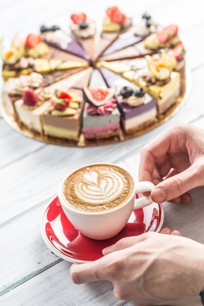 Une tasse de cappiciino de café d'art et de mini gâteaux crus.