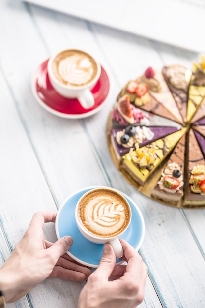 Une tasse de cappiciino de café d'art et de mini gâteaux crus.