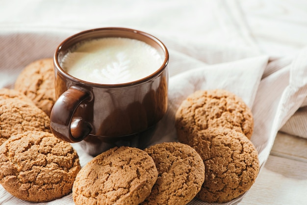 Une tasse de cappuccino au café aromatique avec des biscuits à l'avoine.