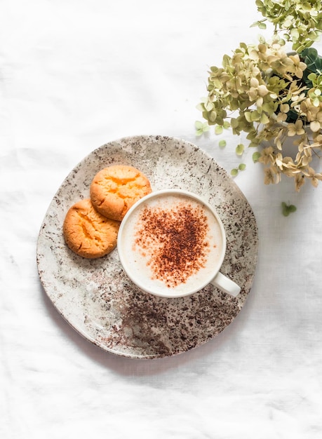 Tasse de cappuccino et biscuits au sucre sur une vue de dessus de fond clair