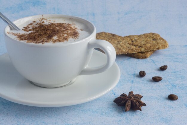 Une tasse de cappuccino avec des biscuits à l'avoine