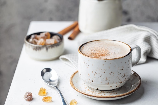 Tasse de cappuccino à la cannelle