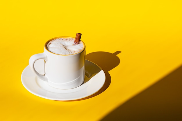 Tasse de cappuccino en céramique blanche à la cannelle