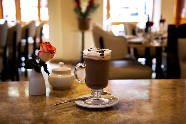 Tasse de cappuccino dans un café gastronomique