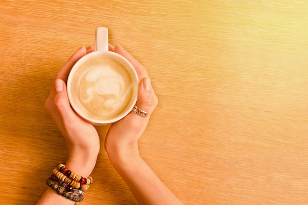 Tasse, de, cappuccino, dans, mains féminines