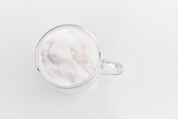 Une tasse de cappuccino sur fond blanc isolé