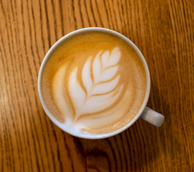 Tasse de cappuccino sur un fond en bois