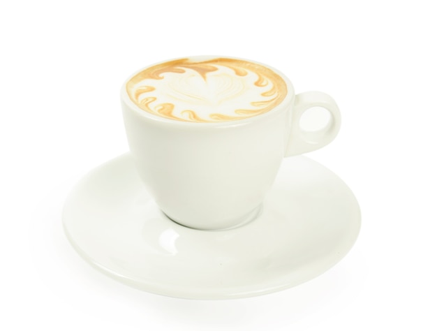 Tasse avec cappuccino frais isolé sur blanc