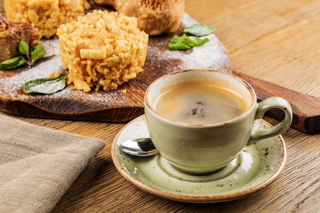 Tasse à cappuccino avec latte sur fond de bois Belle tasse en céramique verte mousse