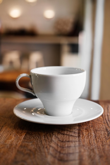 Une tasse de cappuccino savoureux et frais sur la table