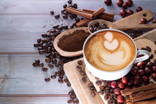 tasse à cappuccino sur la table en bois