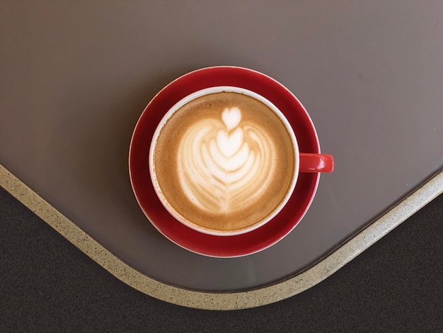 Une tasse de cappuccino sur une table en bois