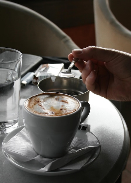 Une tasse de cappuccino sur la table dans un café en Grèce