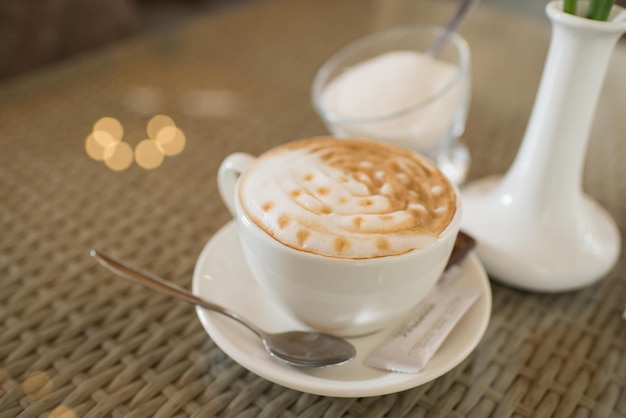 Une tasse de cappuccino sur la table du restaurant