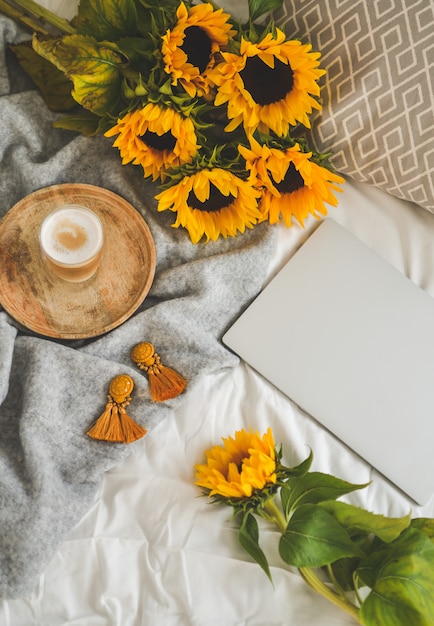 Tasse, à, capuccino, tournesols, chambre à coucher, concept matin, automne