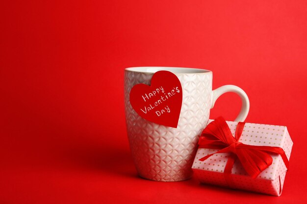 Tasse avec carte de voeux et coffret cadeau pour la Saint Valentin sur fond rouge