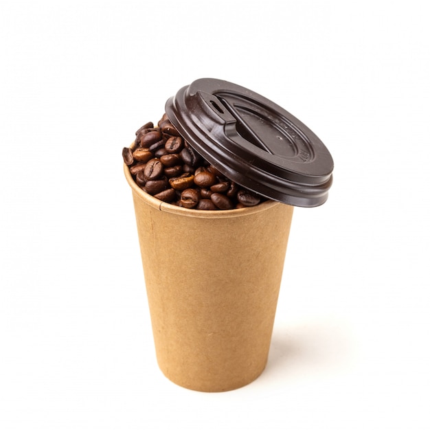 Tasse en carton remplie de grains de café. Isolé.