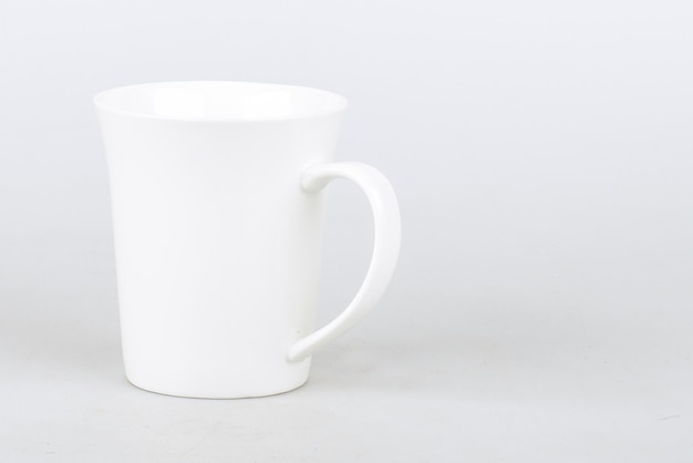 Photo tasse en céramique blanche sur fond blanc