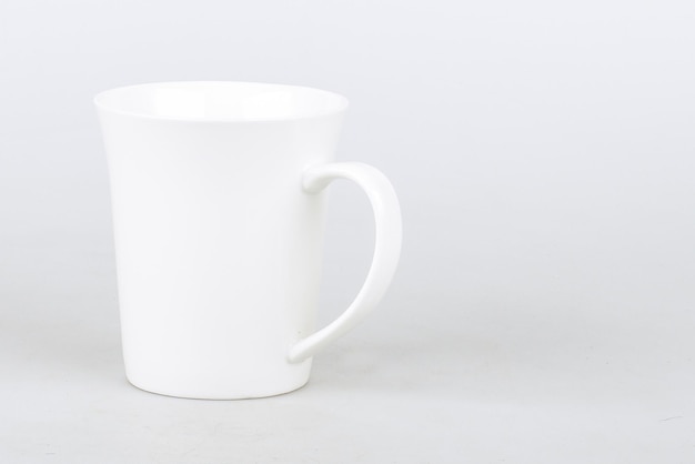 Tasse en céramique blanche sur fond blanc