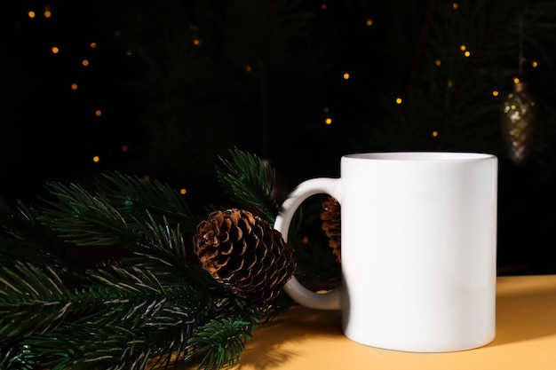 Tasse en céramique blanche maquette pour logo et inscription sur fond beige avec