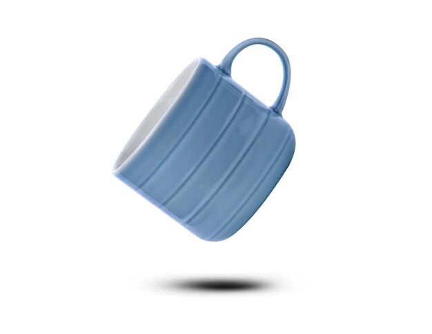 Tasse en céramique bleue isolée sur fond blanc.